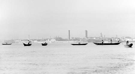 Gianni Berengo Gardin - Pescatori a Burano - 1960