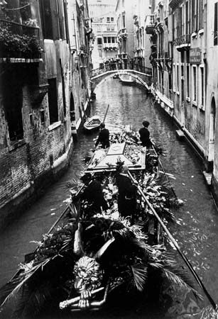 Gianni Berengo Gardin - Barca funebre sul rio - 1958 ca