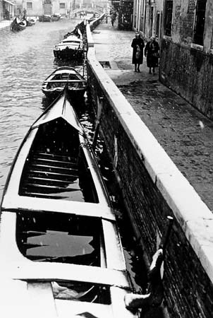 Fulvio Roiter  - Fondamenta a San Barnaba - 1969