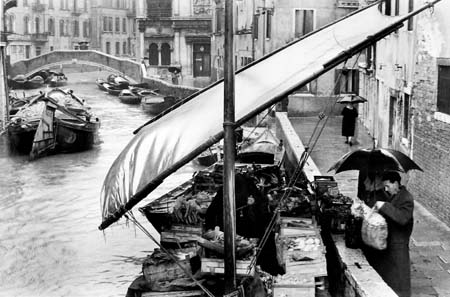 Gianni Berengo Gardin - La barca della verdura - 1956 ca.