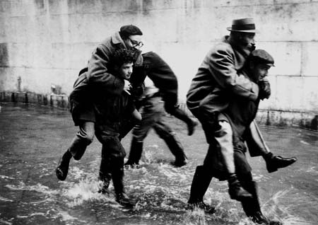 Gianni Berengo Gardin - Acqua alta, traghettatori - 1959 ca.