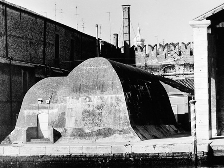 Bunker tra i Capannoni Lato Ovest della Darsena Vecchia Sullo sfondo i Merli delle Mura Nord