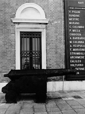 Piazzale d'ingresso - Fronte destro - Particolare