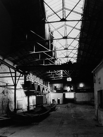 Interno di uno dei Capannoni del 1891 fra la Stradal Campagna e la Banchina Sud della Darsena Nuova