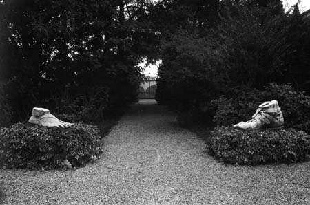 Massimo Stefanutti, nel giardino della Gypsoteca - due pedosculture di Antonio Canova 1985